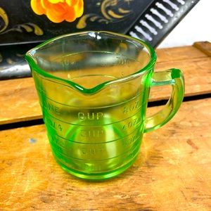 Vintage Green Depression Glass 3 spout measuring cup Kellogg logo on bottom cup